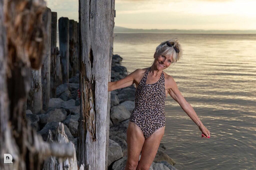 Heidi im Leopardenbadkleid an den Palisaden bei Altnau