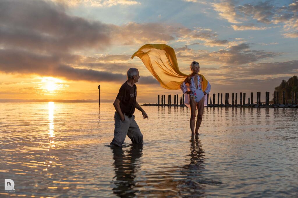 Selfie mit Heidi am Bodensee. Morgensonne, Heidi stehend auf dem Wasser.