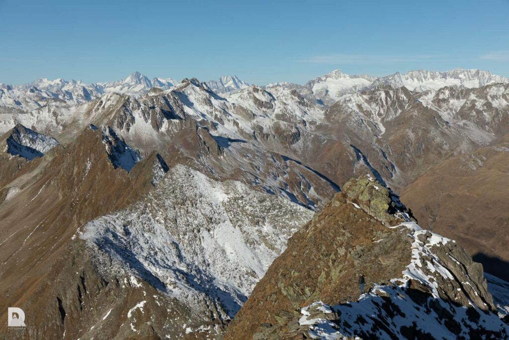 Blick zu den Bernerhochalpen mit Finsteraarhorn bis zum Galenstock, Dammakette