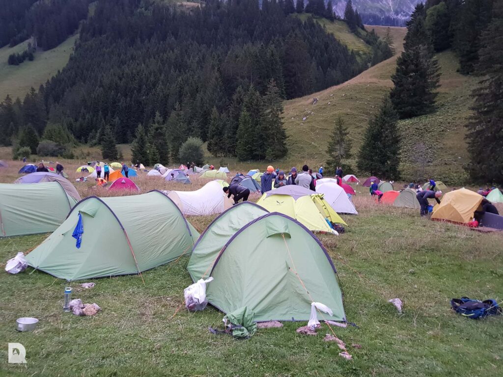 Das Camp mit vielen Zelten der Teilnehmer