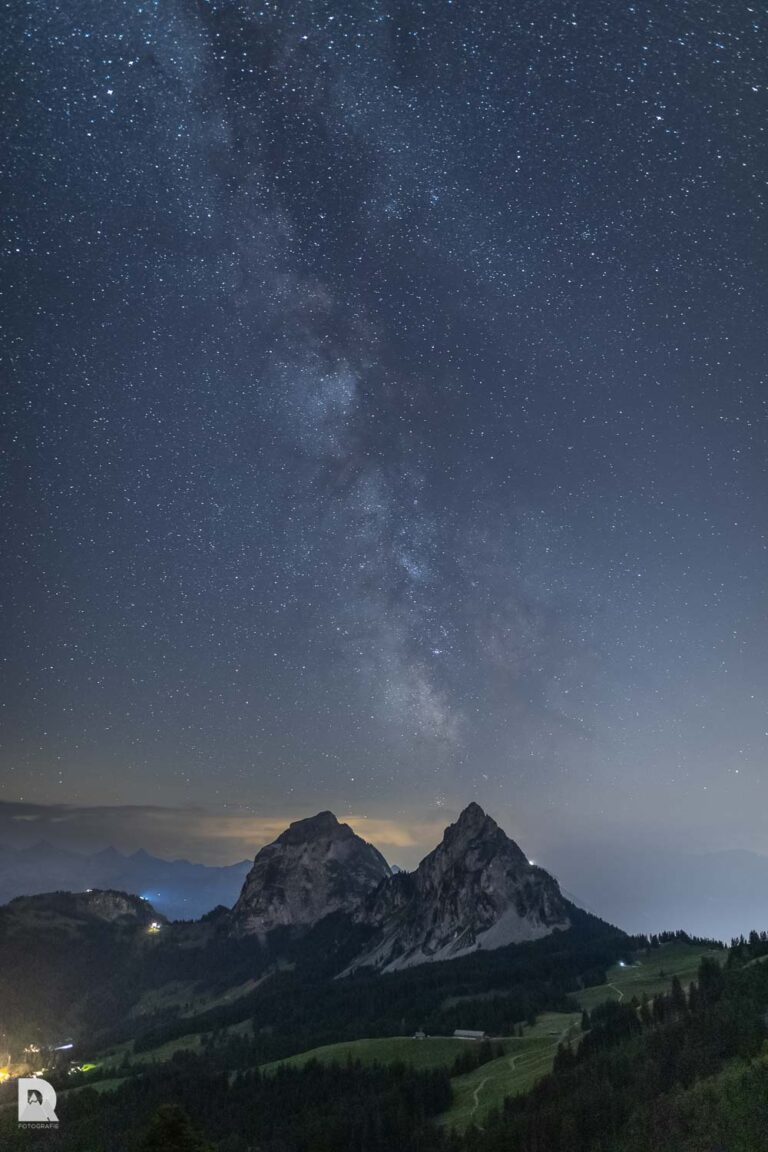 Mythen mit der Milchstrasse genau ueber den Gipfeln. Das perfekte Bild.