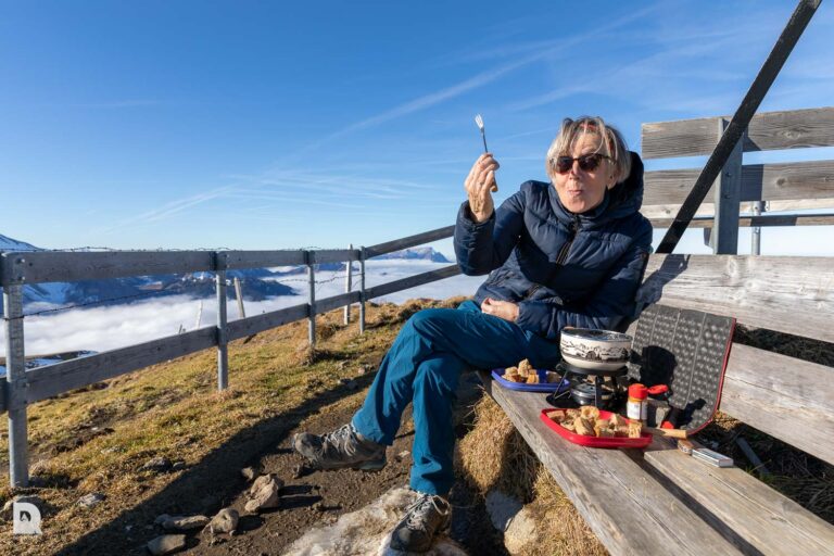 Niderbauenstock, Fondue auf dem Gipfel. Unten das Nebelmeer ueber dem Vierwaldstaettersee