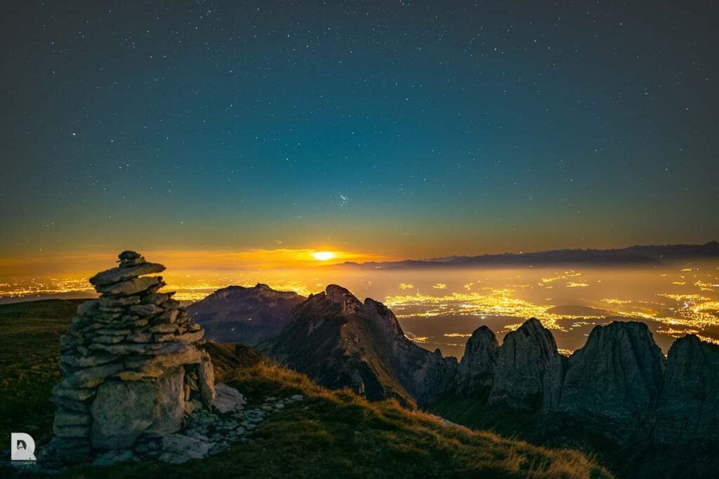 Abendstimmung mit Blick ins Rheintal, Sonnenuntergang mit eingefärbten roten/orangen Wolken