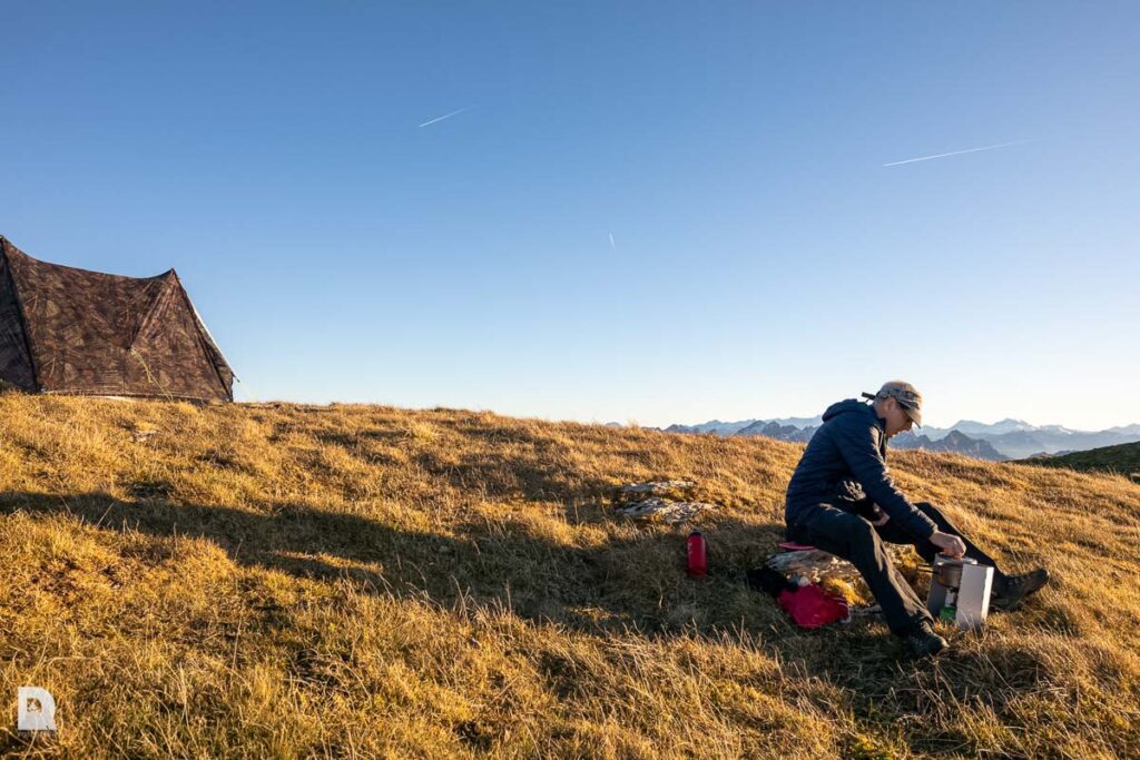 auf dem Gipfel des Roslenfirst am Nachtessen kochen