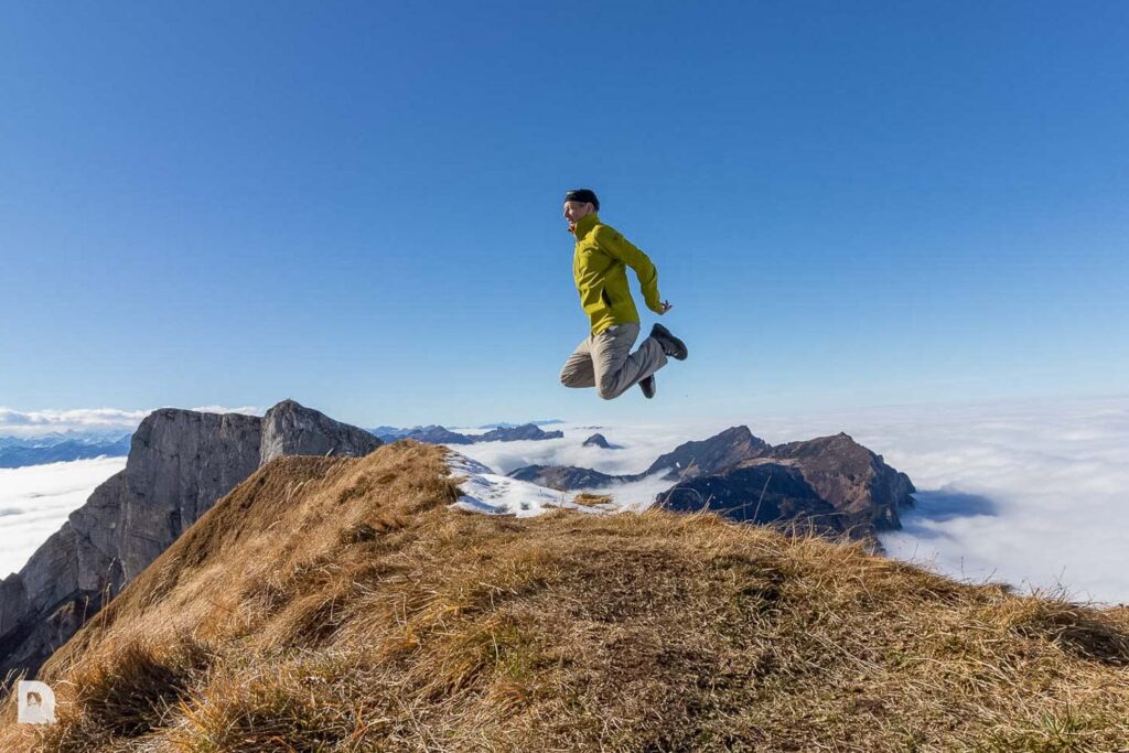 Auf dem Tomlishorn ein Sprung ueber dem Nebelmeer. Fotografiert mit Selbsausloeser