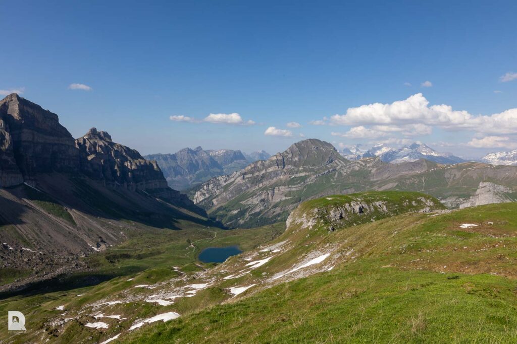 Blick vom Gipfel des Hinter Chinzerberg zum Seenalperseeli im Hürital