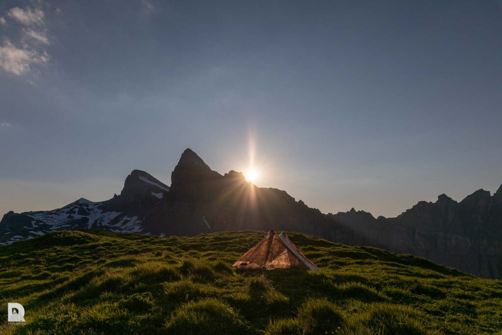 Mein Zeltplatz im Abendlicht mit Sonnenuntergang beim Chaiserstock Rossstock