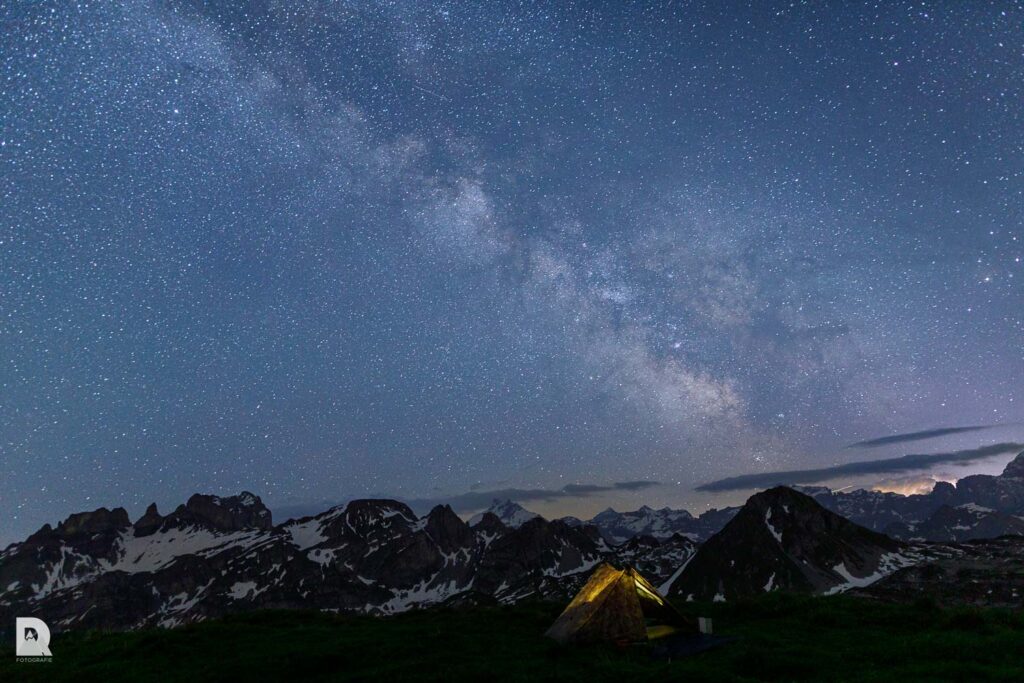 Milchstrasse über den Urneralpen, Im Sueden werden die Wolken vom Gewitterblitz im 3 Sekundentakt erhellt.