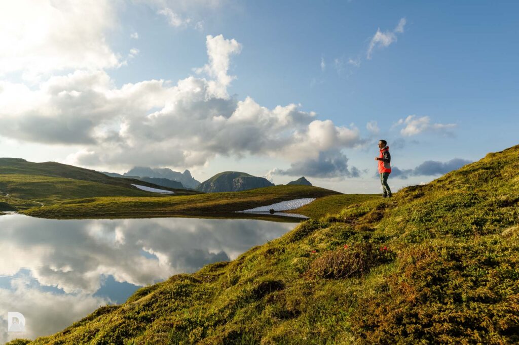 Sonnenuntergang am Bergsee in herbstlicher Abendstimmung mit Wolken