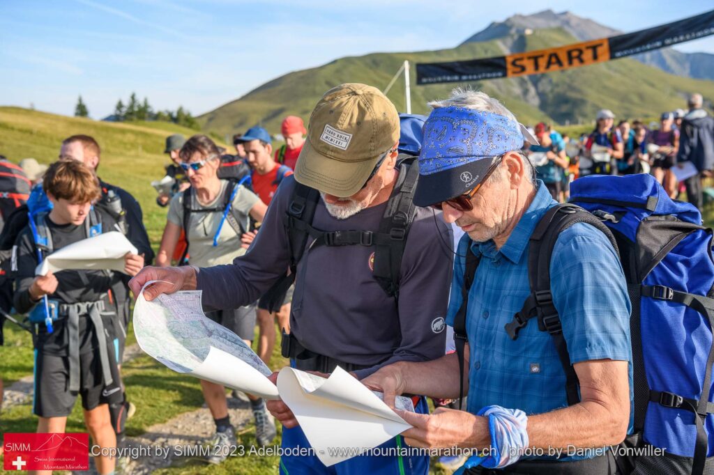 Nach dem Massenstart Kartenstudium zur optimalen Route am ersten Tag