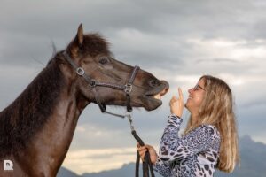 das lachende Pferd mit Mirjam