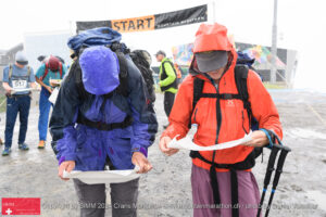 Kartenstudium des Scorelauf im Regen beim Start am ersten Tag