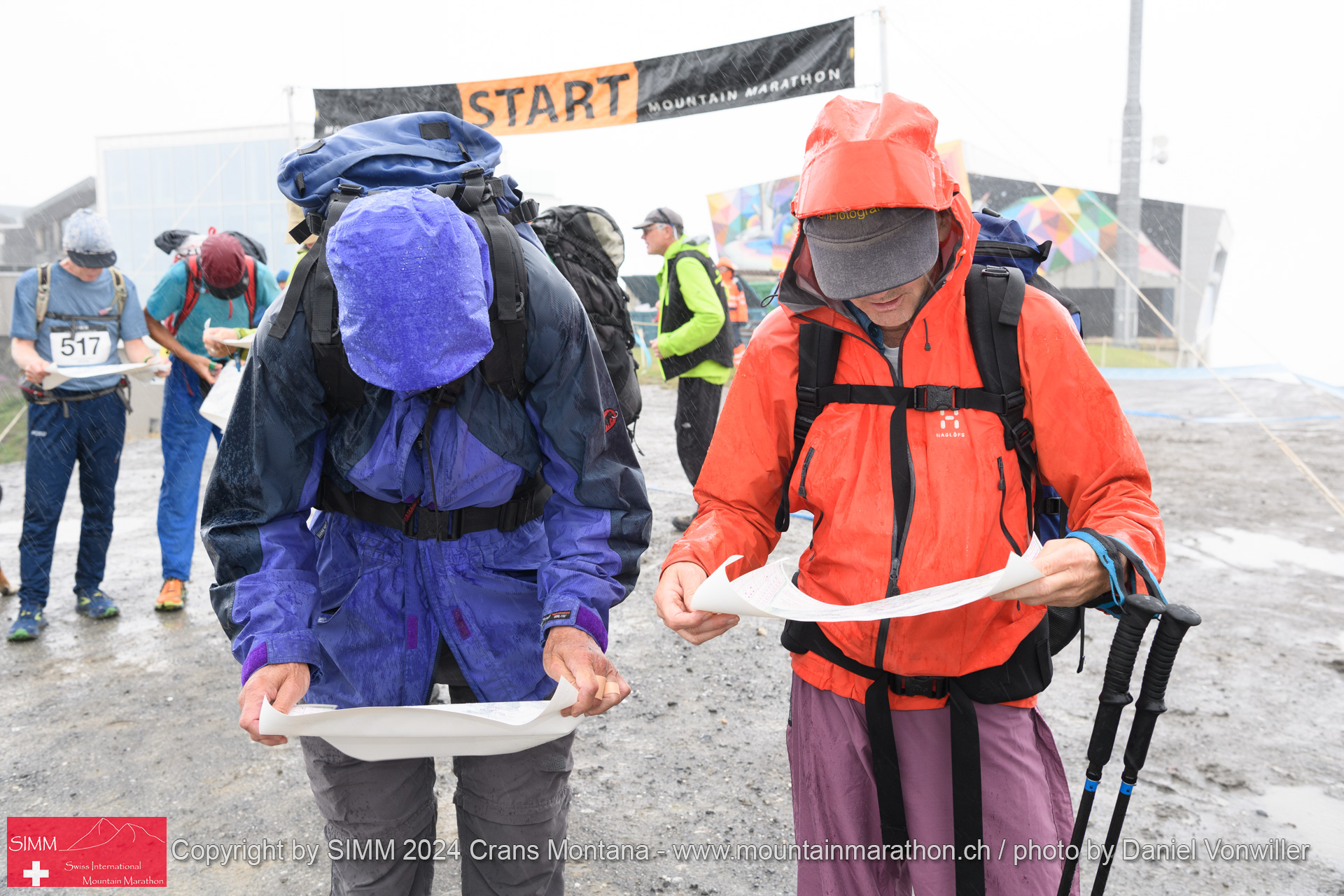 Kartenstudium des Scorelauf im Regen beim Start am ersten Tag