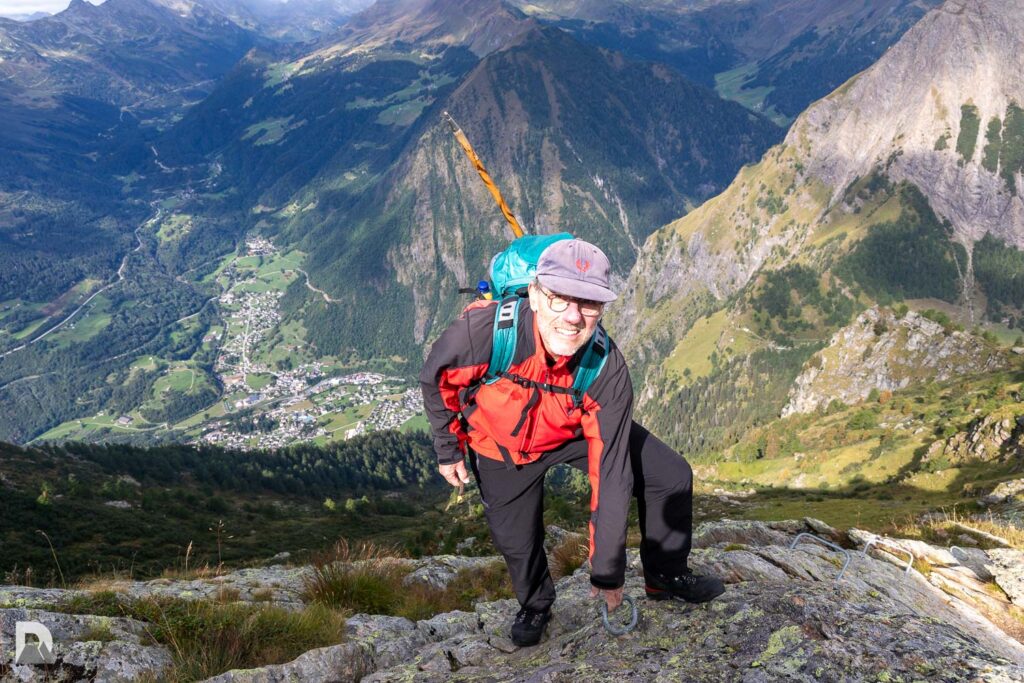 Via Alta della Val Carassina, am ausgestten Grat mit Tiefblick nach Olivone
