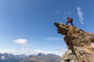 ein Gipfelspitz und ein luftiges Foto mit Reto, mit tollem Hintergrund - die Berge weit unten