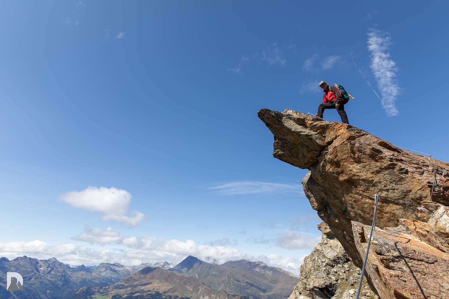 ein Gipfelspitz und ein luftiges Foto mit Reto, mit tollem Hintergrund - die Berge weit unten