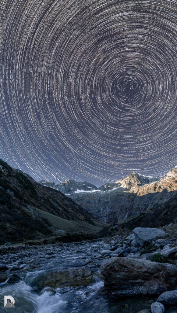 Startrails über dem Baerenhorn mit Bergbach im Vordergrund.