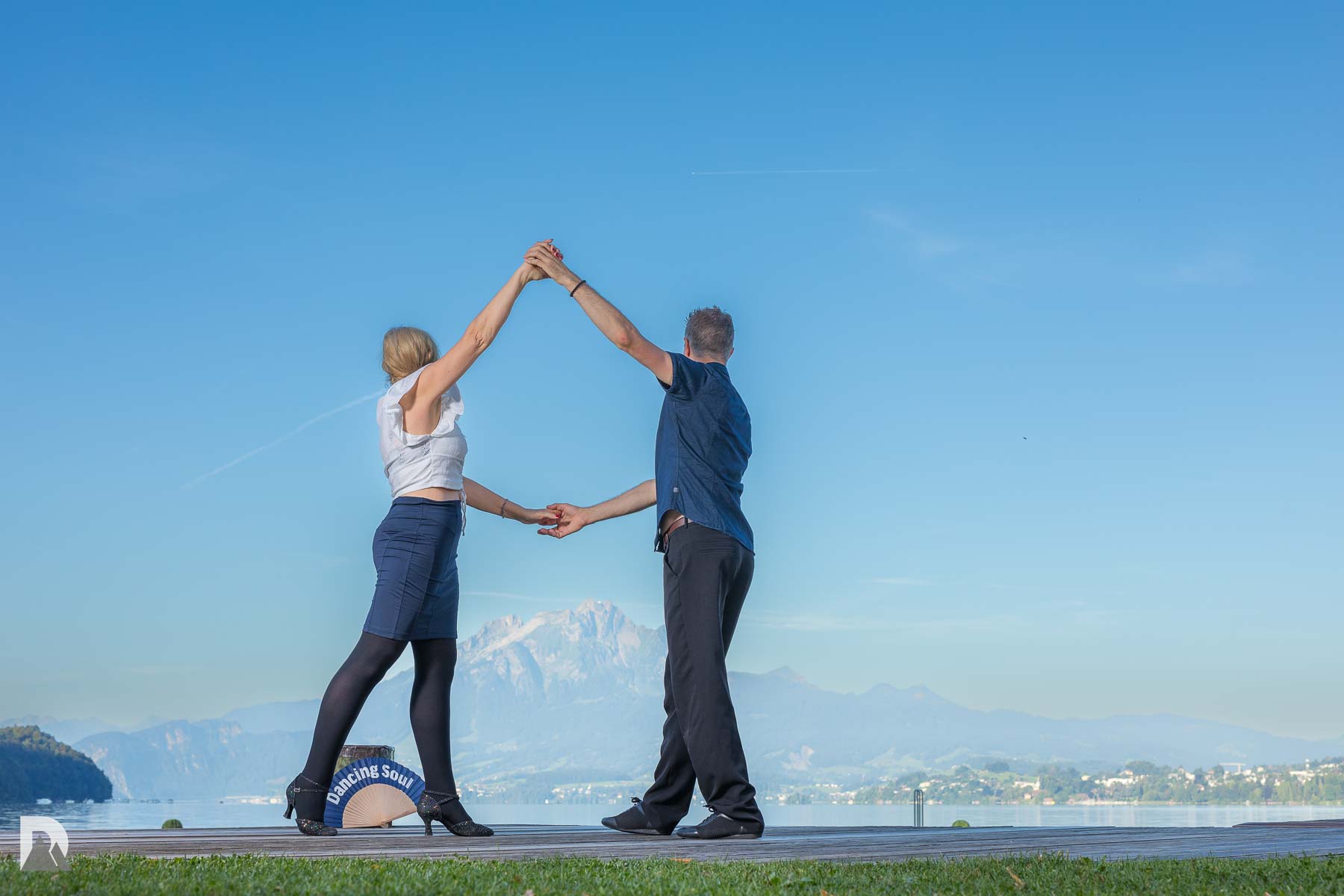 Werbewirksam die beiden vor dem Pilatus