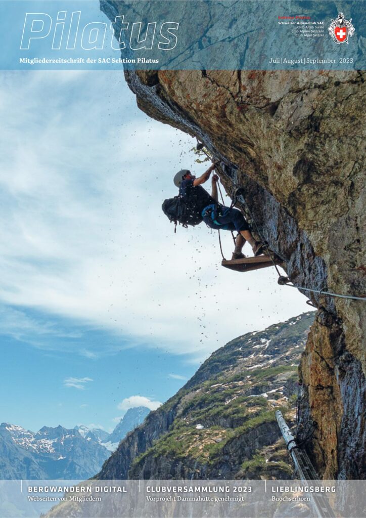 SAC Pilatus Cover vom Sommer 2023: Lukas am Klettersteig, im Ueberhang am Hochangeln und das Wasser spritzt vom Bach ueber ihn hinweg. Feucht war es.