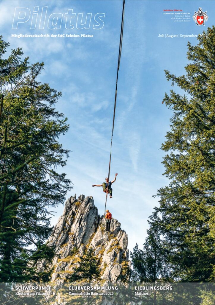 SAC Pilatus Cover vom Sommer 2024: Longlinerin wischen den Felsgipfel beim Klettergarten Ibergeregg. links und rechts hoch über den Tannen auf dem Seil