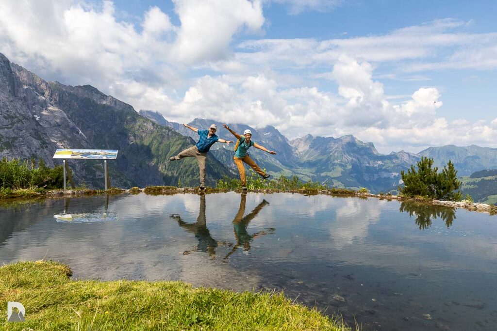 am Ziel angekommen, der kleine See auf der Fürenalp. Schöne Selbsaufnahme mit Jasmin und dem Fotografen - Spiegelung im See