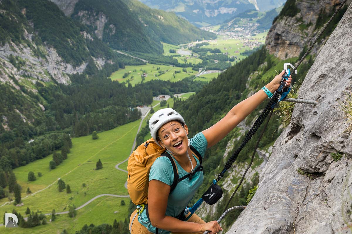eine Grimasse für den Fotografen mit zugleich einhängen des Karabiners in das Stahlseil