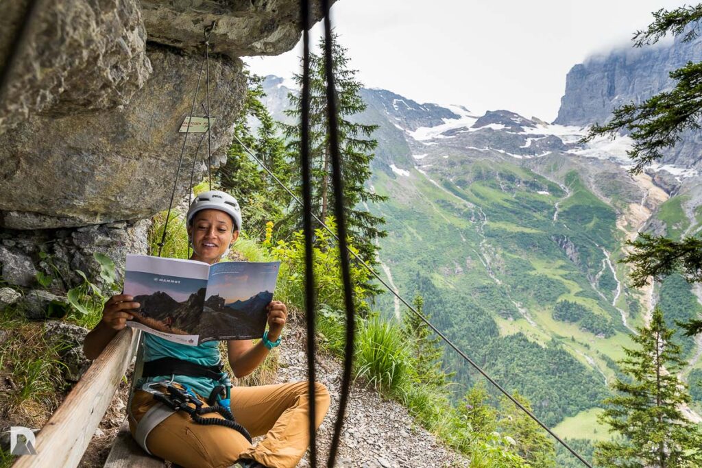 auf der Sitzbank in der Wand. Jasmin mit dem Pilatusheft am lesen... ein spezielles Fotosujet