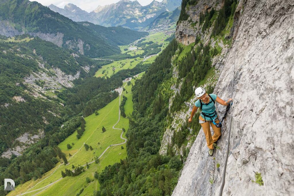 Jasmin locker in der Querung am Eisensteig. Tief unten die grüne Wiese
