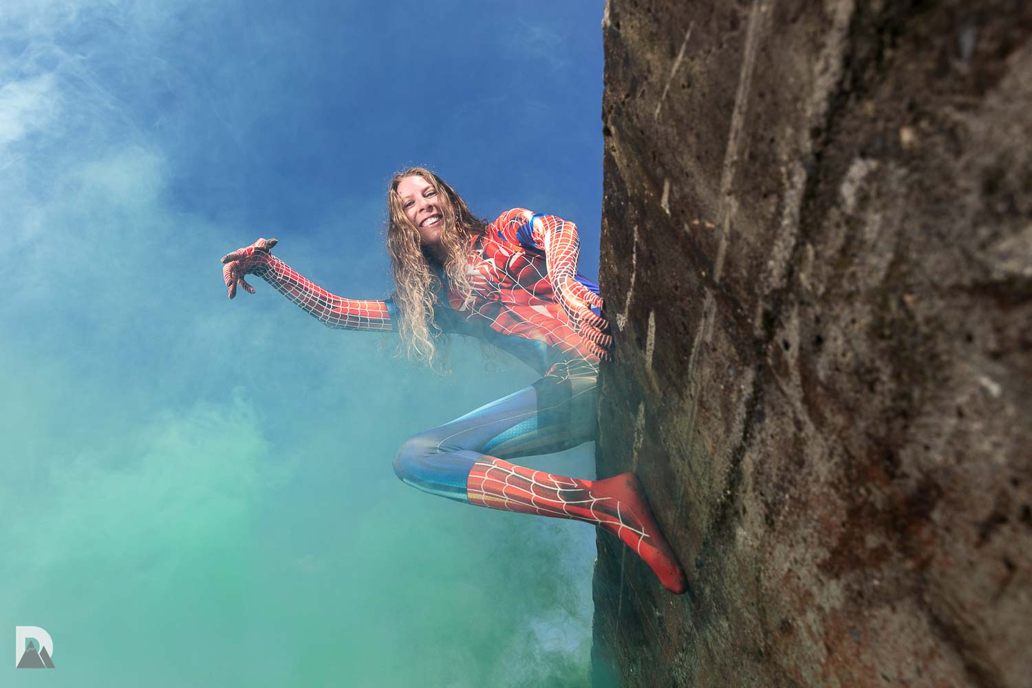 spiderwomen Sybille sitzt auf er Mauer und rundum gruener Rauch