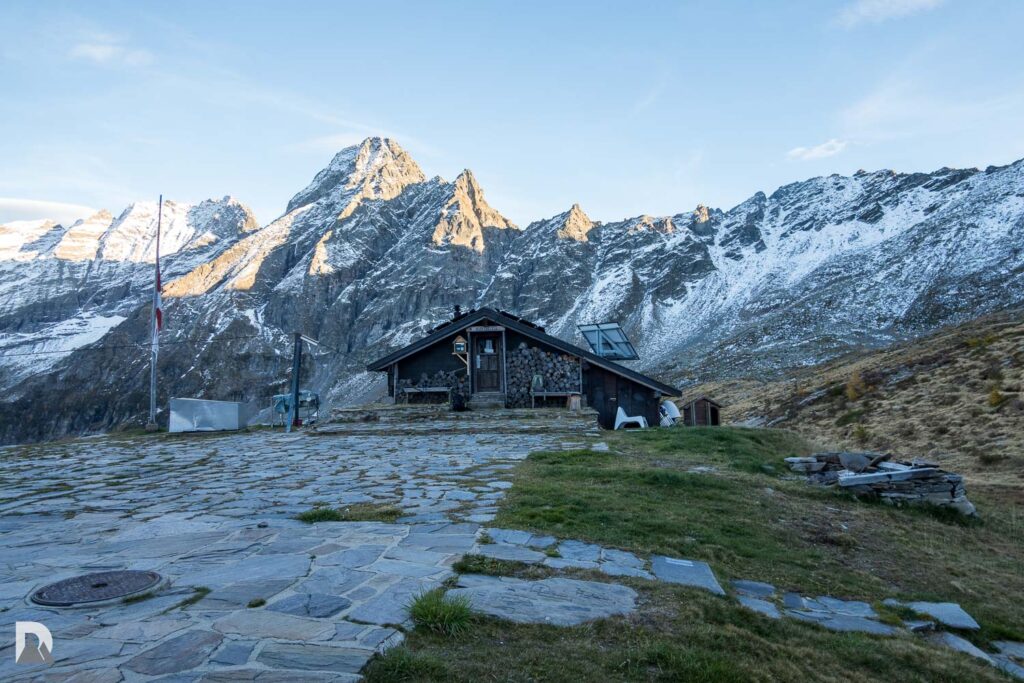 Winterhütte Caca 2066m, kein Wasser, kein WC. im Abendlicht mit den verschneiten Bergen im Hintergrung