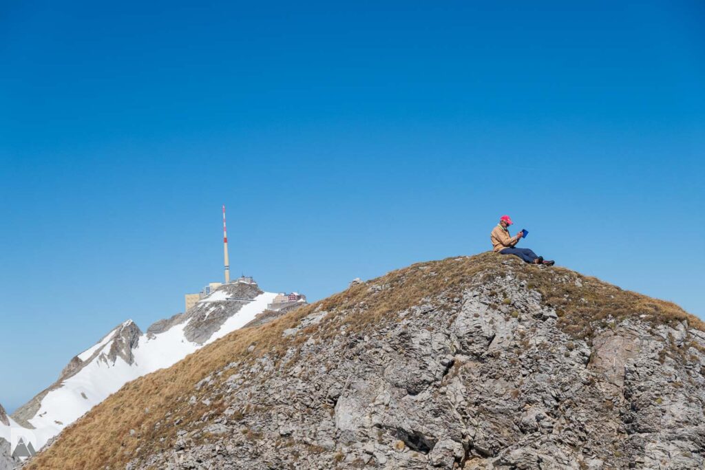 Felis mit zusatzaufstieg sitzend auf dem Fliskopf. Im Hintergrund der Saentis