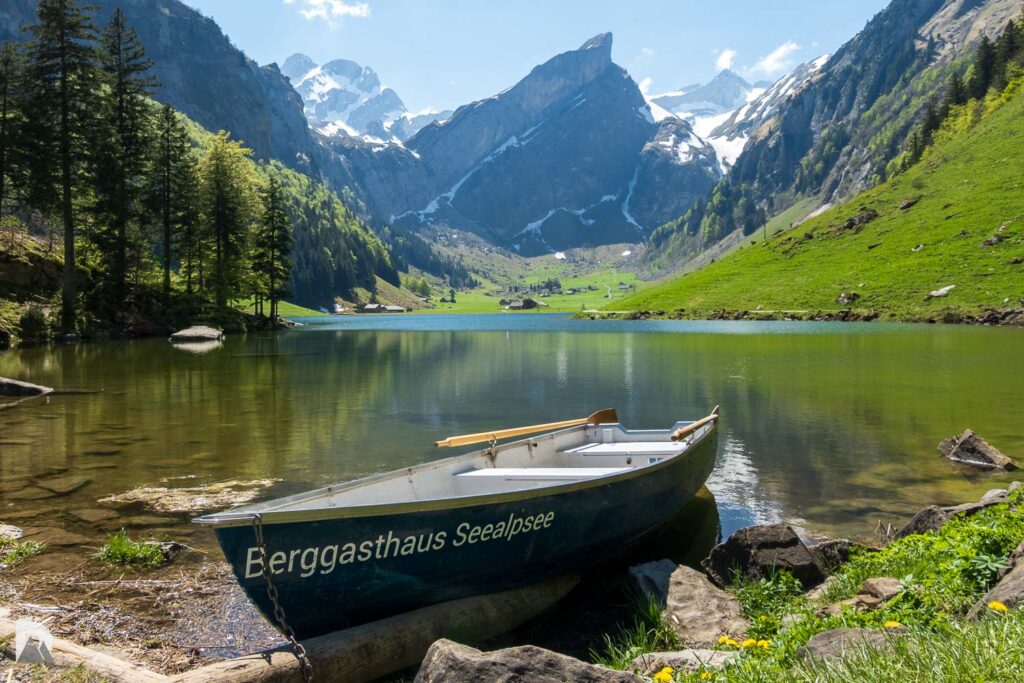 Ruderbootam Ufer des Seealpsee. Im Hintergrund der Altmann - Altmannkamm - Sattel - Fliskopf. Herrlich blau