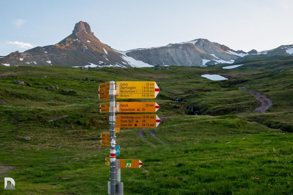 Wegweiser vor der Spitzmeilenhütte mit dem Spitzmeilen und Wissmeilen